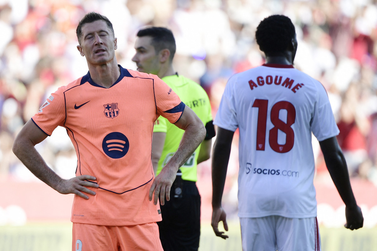 O Barcelona perdeu para o Sevilla por 4 a 1 na 8ª rodada de Laliga / CRISTINA QUICLER / AFP