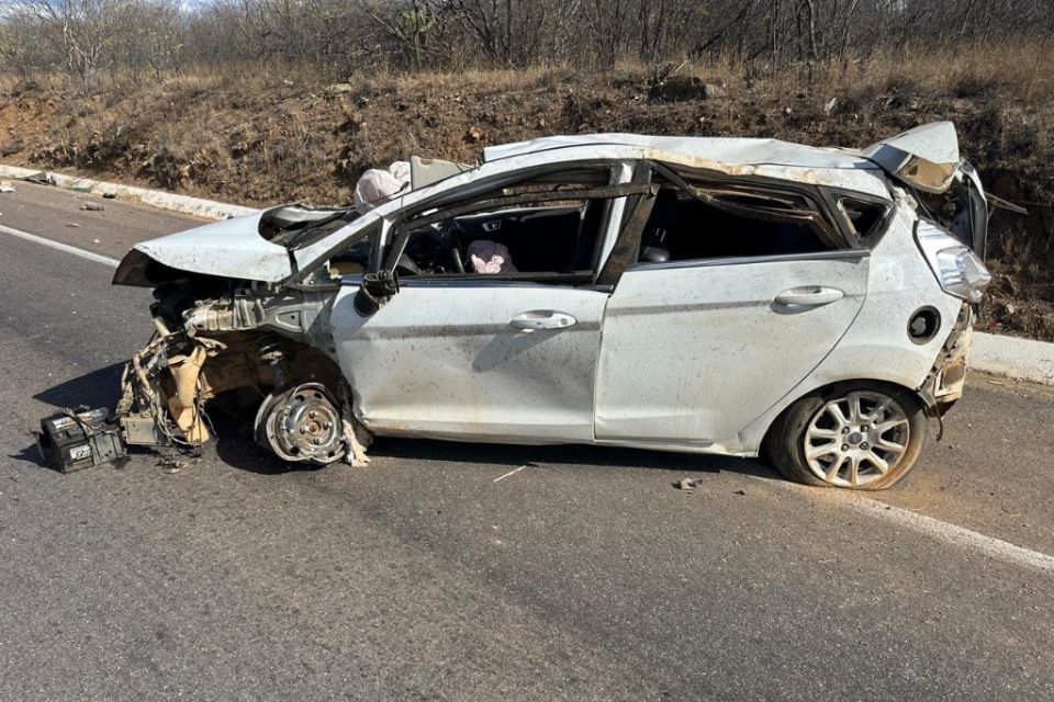Após a colisão, motorista foi arremessado para a faixa contrária/PRF/divulgação
