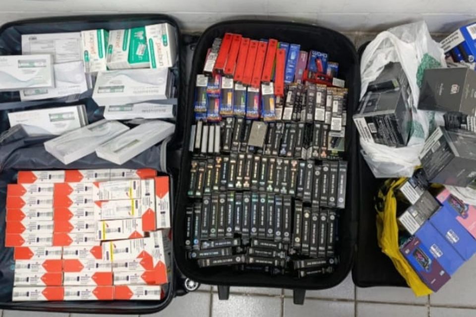  Na residência do homem, foram apreendidos 363 cigarros eletrônicos/PMPÉ/divulgação