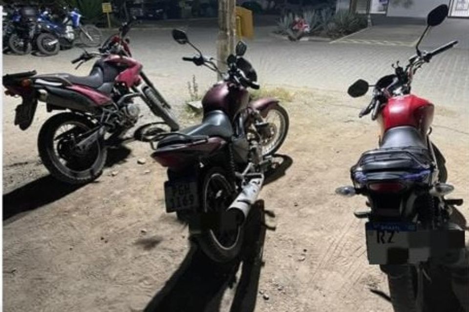 Motocicletas também foram apreendidas com a dupla/PMPE/divulgação