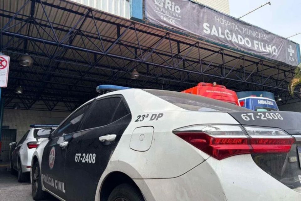 Policiais chegaram ao hospital durante diligências de dez inquéritos em andamento sobre corpos entregues ao Instituto Médico-Legal já em decomposição/crédito: Reprodução/Polícia Civil do Estado do Rio de Janeiro