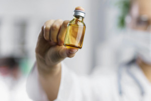 As novas ampolas de etanol vão se somar às 4,3 mil unidades entregues aos estoques dos SUS pelos hospitais universitários federais, em parceria com a Empresa Brasileira de Serviços Hospitalares (Ebserh)