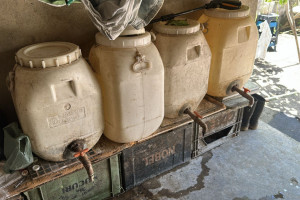 Mais de 25 galões de bebidas suspeitas de adulteração são apreendidas em fábrica clandestina no Agreste
