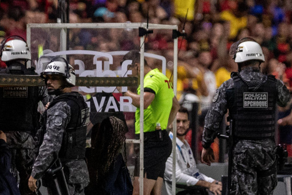 Consulta ao monitor do VAR durante partida do Brasileir&atilde;o na Ilha do Retiro