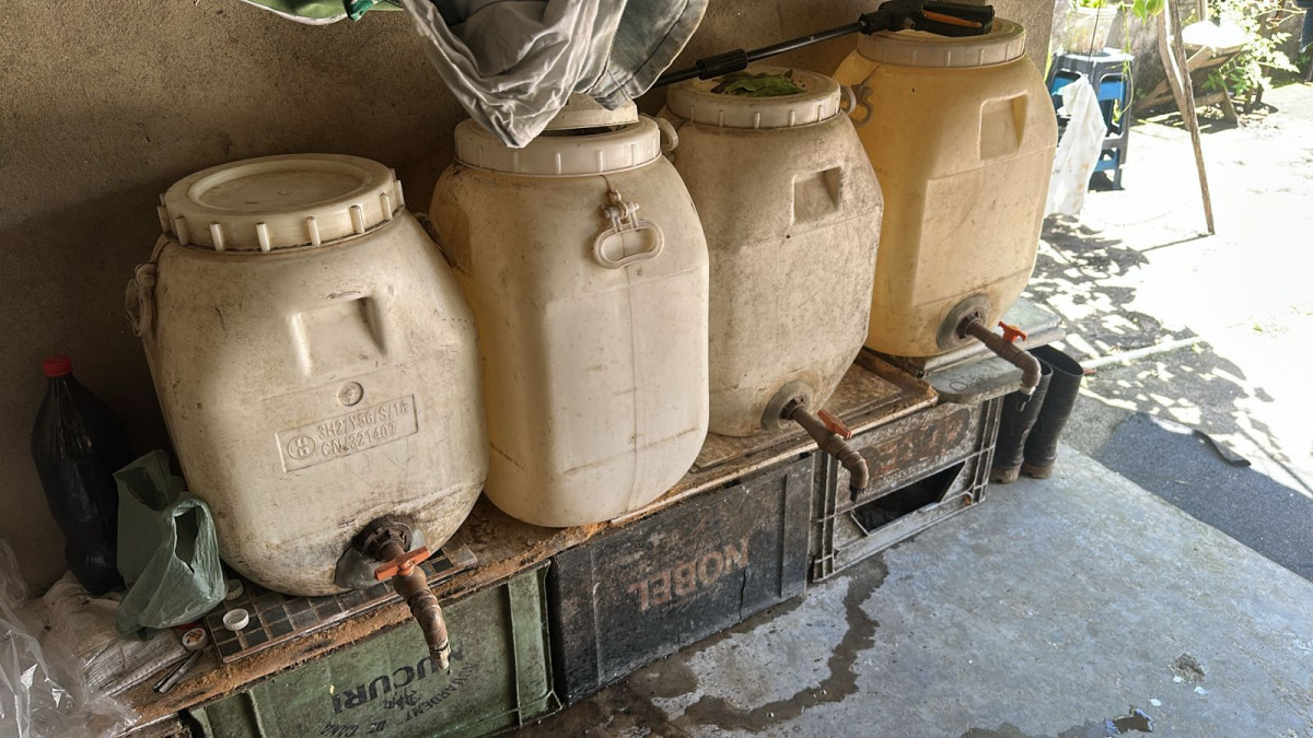 Mais de 25 galões de bebidas suspeitas de adulteração são apreendidas em fábrica clandestina no Agreste
/Ascom PMPE
