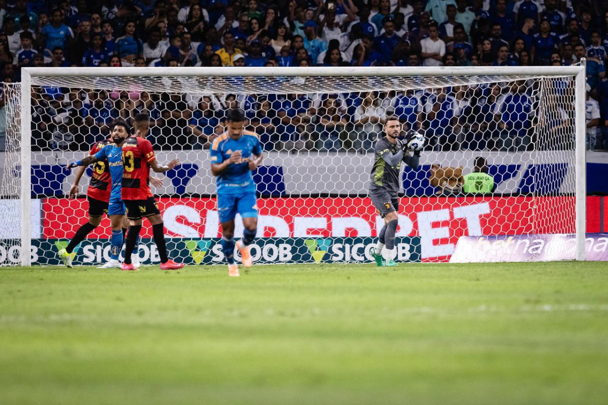 Goleiro Gabriel fez mais um bom jogo contra o Cruzeiro/Paulo Paiva / Sport