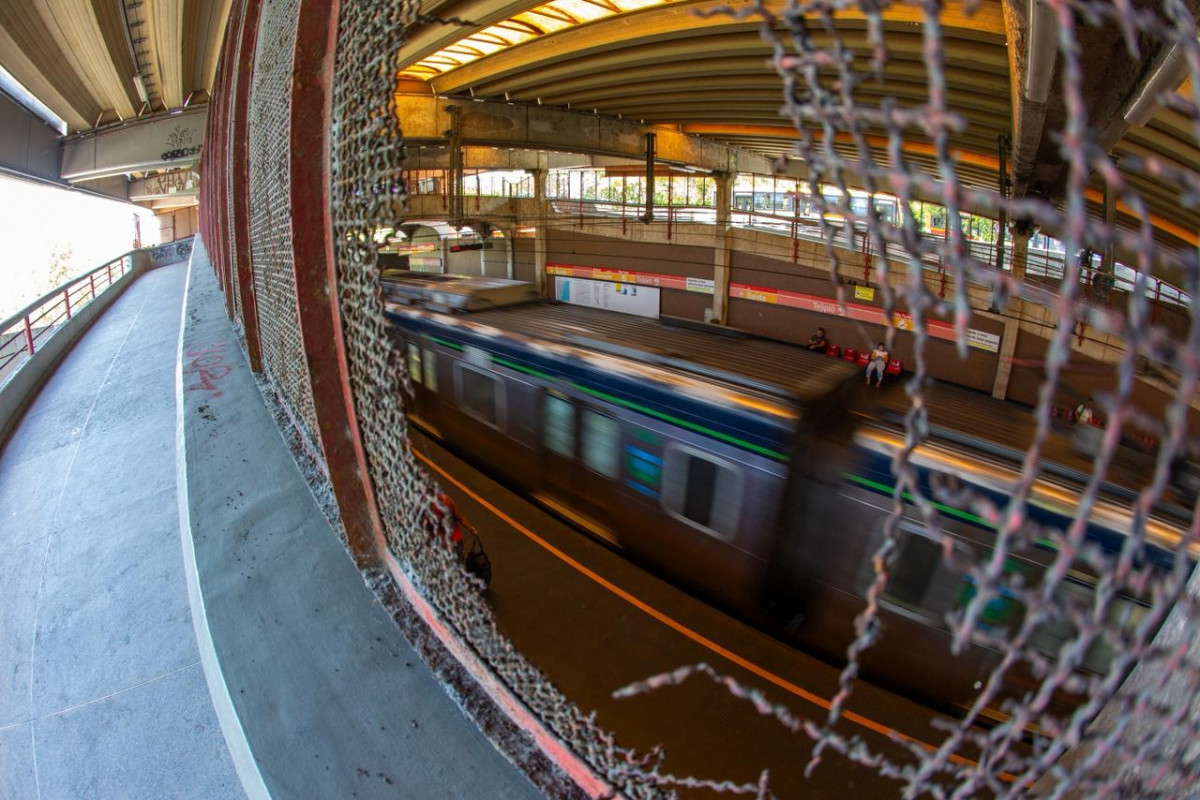 Metrô do Recife tem furto de 1,2 km de cabos e 30 vidros quebrados em menos de 10 meses
 (Fotos: Rafael Vieira)