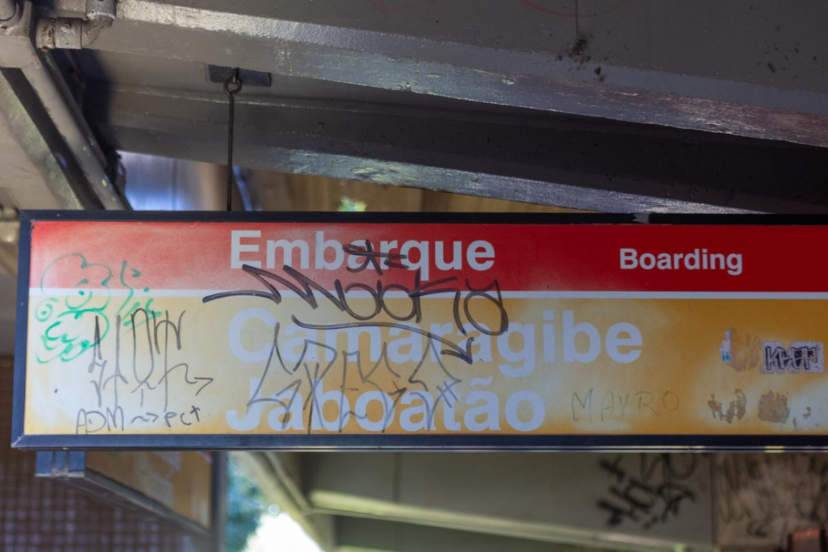 Metrô do Recife tem furto de 1,2 km de cabos e 30 vidros quebrados em menos de 10 meses
 (Fotos: Rafael Vieira)