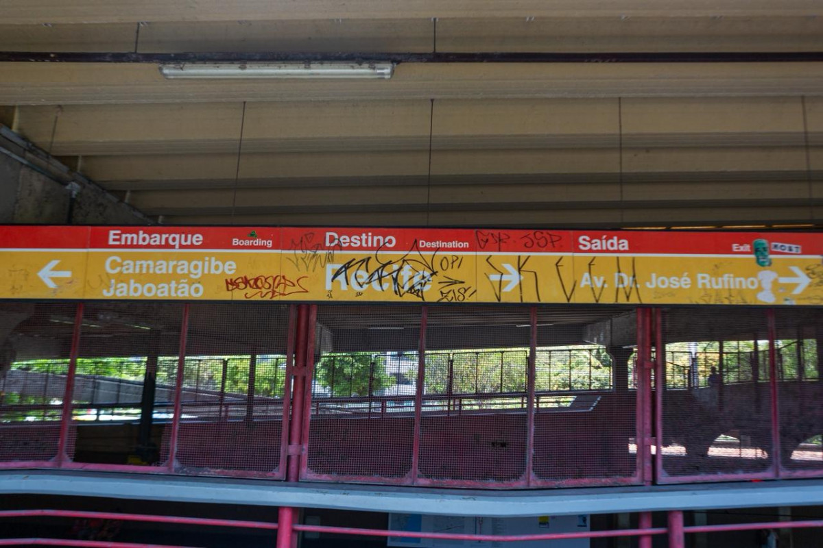 Metrô do Recife tem furto de 1,2 km de cabos e 30 vidros quebrados em menos de 10 meses
 (Fotos: Rafael Vieira)