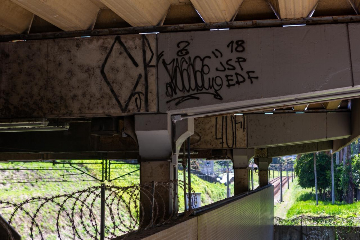 Metrô do Recife tem furto de 1,2 km de cabos e 30 vidros quebrados em menos de 10 meses
 (Fotos: Rafael Vieira)