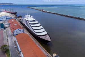 Recife, PE, 06/10/2025 - NAVIO DE CRUZEIRO SCENIC ECLIOSE - Imagens do navio de cruzeiro, Scenic Eclipse, atracado no Porto do Recife.