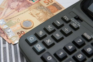 A medida beneficia trabalhadores que ficaram de fora do calend&aacute;rio regular por falhas ou atrasos no envio de informa&ccedil;&otilde;es pelos empregadores &agrave; Rela&ccedil;&atilde;o Anual de Informa&ccedil;&otilde;es Sociais (Rais) ou ao e-Social