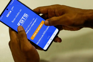Segundo cálculos do governo, até 2030, R$ 86 bilhões deixarão de ir para as instituições financeiras e permanecerão diretamente com os trabalhadores