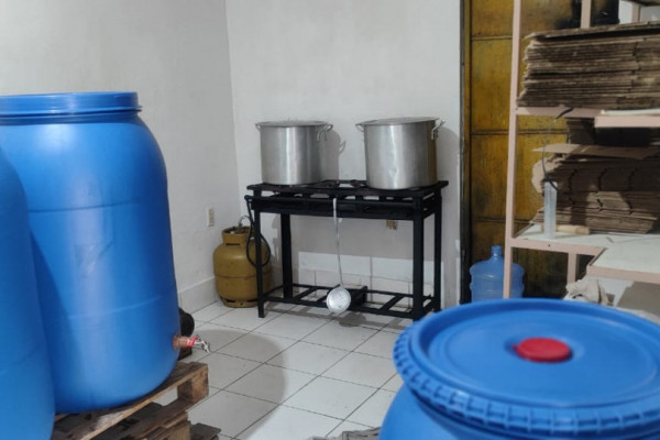 Operação interditou fábrica clandestina de bebidas em San Martin (DIVULGAÇÃO/PCPE)