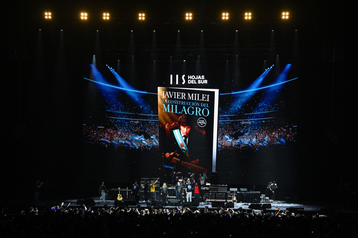 O presidente da Argentina, Javier Milei, canta durante o lançamento de seu novo livro, O presidente da Argentina, Javier Milei, canta durante o lançamento de seu novo livro,