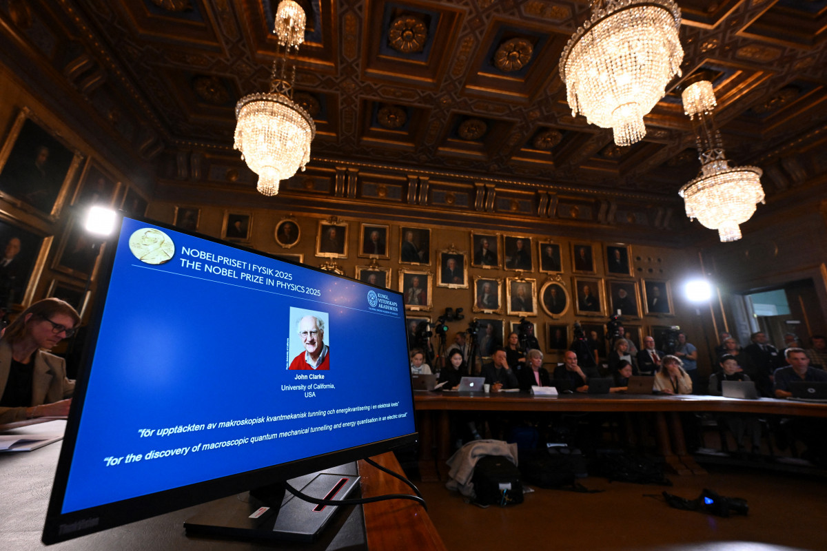 
Uma foto do físico britânico John Clarke na Universidade da Califórnia, EUA, é vista em uma tela durante uma entrevista com ele durante uma coletiva de imprensa sobre a entrega do Prêmio Nobel de Física de 2025 a ele e aos físicos Michel H. Devoret (França) e John M. Martinis (EUA), na Real Academia Sueca de Ciências em Estocolmo, Suécia, em 7 de outubro de 2025. John Clarke (Reino Unido), Michel H. Devoret (França) e John M. Martinis (EUA) ganharam o Prêmio Nobel de Física de 2025, 