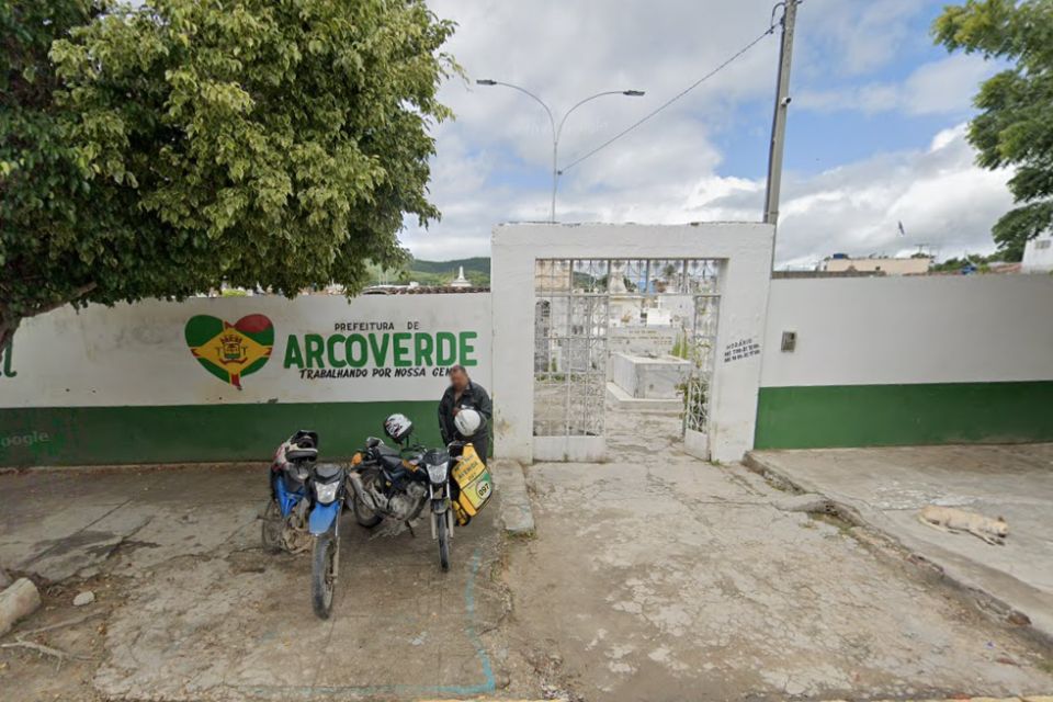 O caso aconteceu no Cemitério Municipal São Miguel, em Arcoverde
/Foto: Reprodução / Google Street View