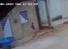 A menina foi vista pela última vez com o fardamento da escola, uma roupa vermelha, em um evento de som automotivo /Reprodução de vídeo/Câmeras de Segurança