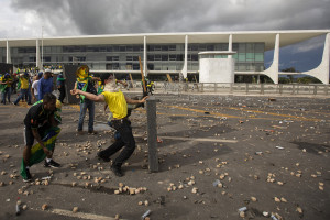 Manifestantes fazem ato contra governo no dia 8 de janeiro 2023