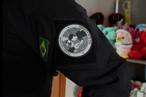 Agentes cumpriram mandados contra suspeito de crimes sexuais praticados pela internet contra crianças 