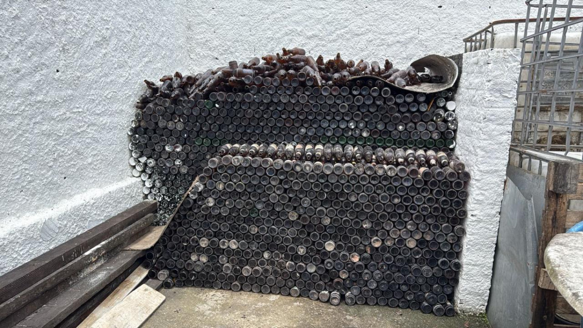 Ao todo, cerca de 40 mil litros de substância etílica acabaram sendo recolhidas e dois estabelecimentos foram interditados em Vitória de Santo Antão /Foto: PCPE