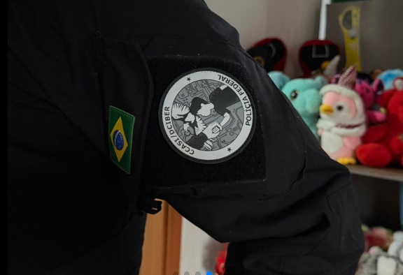Agentes cumpriram mandados contra suspeito de crimes sexuais praticados pela internet contra crianças /PF/ Divulgação 
