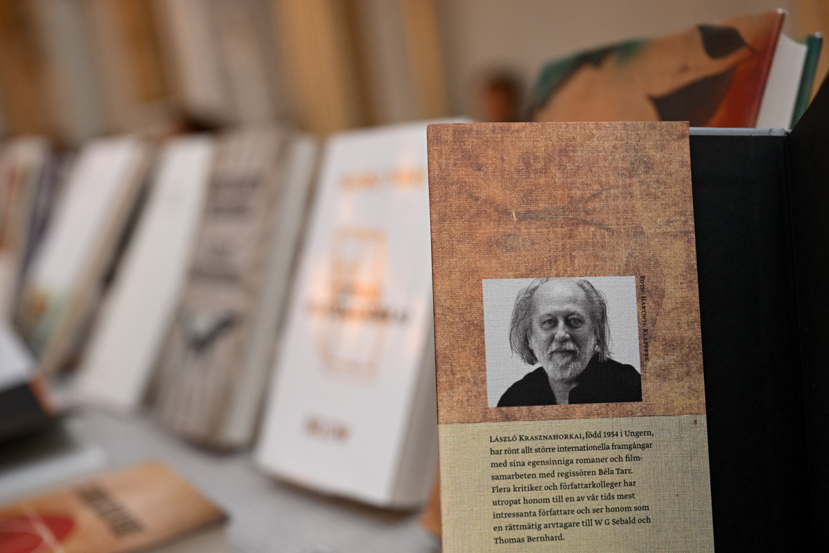 Livros do escritor húngaro Laszlo Krasznahorkai, vencedor do Prêmio Nobel de Literatura de 2025, estão em exposição na Academia Sueca em Estocolmo, Suécia, em 9 de outubro de 2025. (Foto de Jonathan Nackstrand / AFP) ( AFP) Livros do escritor húngaro Laszlo Krasznahorkai, vencedor do Prêmio Nobel de Literatura de 2025, estão em exposição na Academia Sueca em Estocolmo, Suécia, em 9 de outubro de 2025. (Foto de Jonathan Nackstrand / AFP)/ AFP