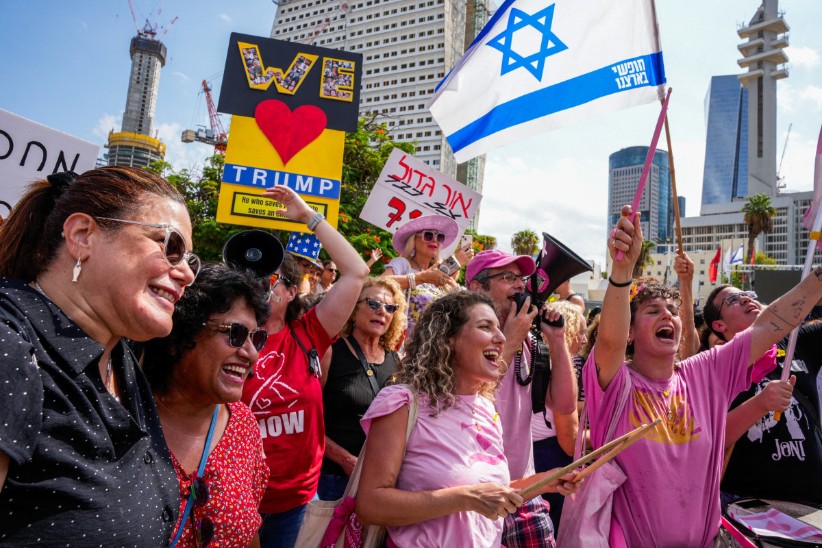 Pessoas comemoram na Praça dos Reféns em Tel Aviv em 9 de outubro de 2025, após o anúncio do novo acordo de cessar-fogo em Gaza (MAYA LEVIN / AFP) Pessoas comemoram na Praça dos Reféns em Tel Aviv em 9 de outubro de 2025, após o anúncio do novo acordo de cessar-fogo em Gaza/MAYA LEVIN / AFP