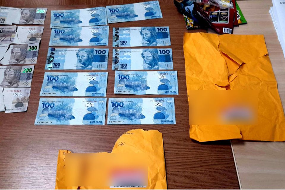 As cédulas apreendida foram 5 notas de R$200 e 10 de R$ 100. (Foto: Divulgação / PF) As cédulas apreendida foram 5 notas de R$200 e 10 de R$ 100./Foto: Divulgação / PF