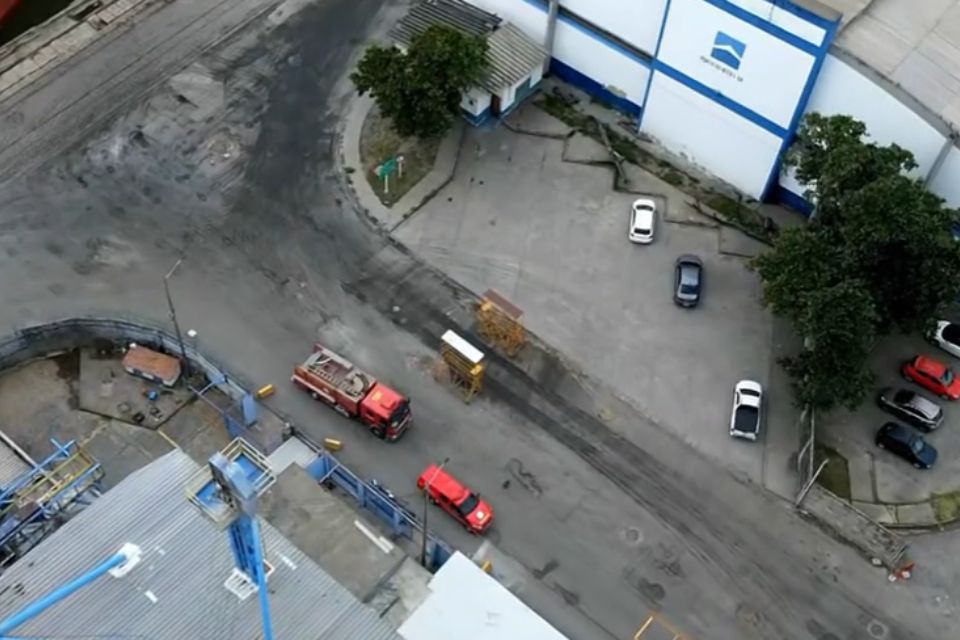 Incêndio atinge terminal do Porto do Recife sem deixar vítimas
(Reprodução/TV Globo) Incêndio atinge terminal do Porto do Recife sem deixar vítimas
/Reprodução/TV Globo