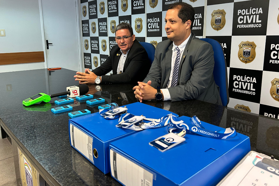 Delegados esclareceram detalhes do golpe em coletiva nesta quinta-feira (9)
(DIVULGAÇÃO/PCPE) Delegados esclareceram detalhes do golpe em coletiva nesta quinta-feira (9)
/DIVULGAÇÃO/PCPE