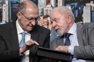 São Paulo (SP), 10/10/2025 - Presidente Luiz Inácio Lula da Silva (d) conversa com vice presidnte, Gerlado Alckim (e) participa da cerimônia de anúncio do novo modelo de crédito imobiliário, no Centro de Convenções Rebouças.
