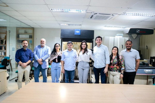 Visita do presidente do Diario de Pernambuco, Carlos Frederico Vital, e do deputado Eduardo da Fonte ao Laboratório Liber (Foto: Crysli Viana/ DP Foto)