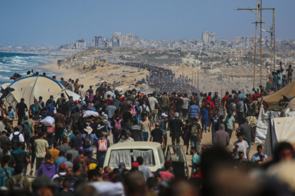 Palestinos caminham pela estrada Al-Rashid em direção à Cidade de Gaza, partindo de Nuseirat, no centro da Faixa de Gaza, em 10 de outubro de 2025. (Foto de Bashar TALEB / AFP) ( AFP)