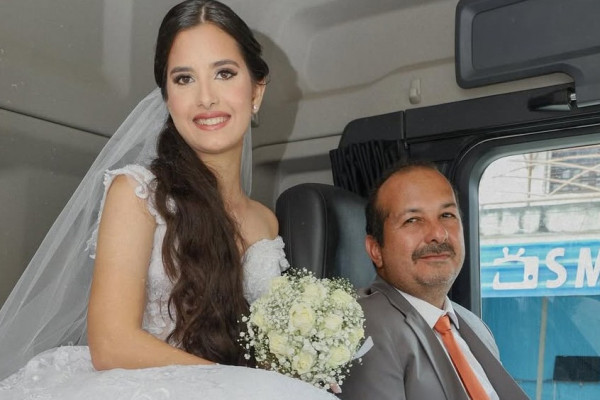 Filha foi levada ao altar, de caminhão, por pai caminhoneiro  (Reprodução/Redes Sociais)