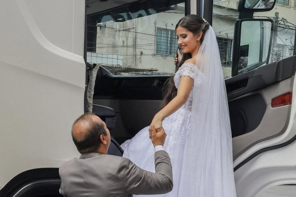 Filha foi levada ao altar, de caminhão, por pai caminhoneiro  (Reprodução/Redes Sociais)