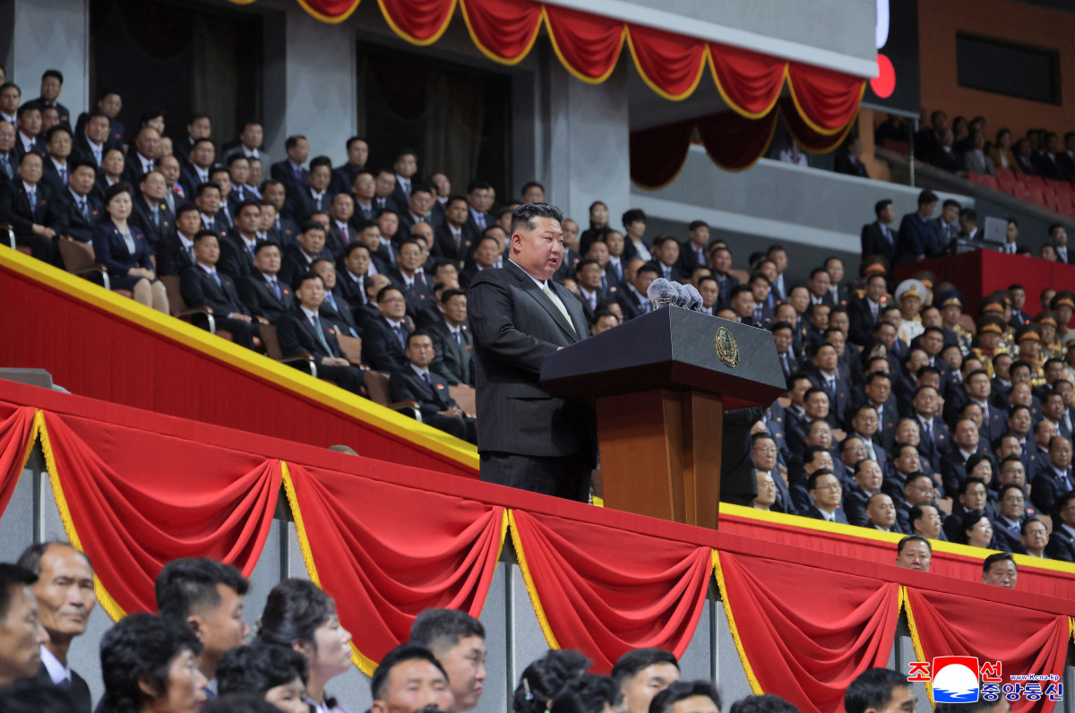 

Líder norte-coreano, Kim Jong Un, durante o 80º aniversário da fundação do partido governante da Coreia do Norte
 (STR / KCNA VIA KNS / AFP)