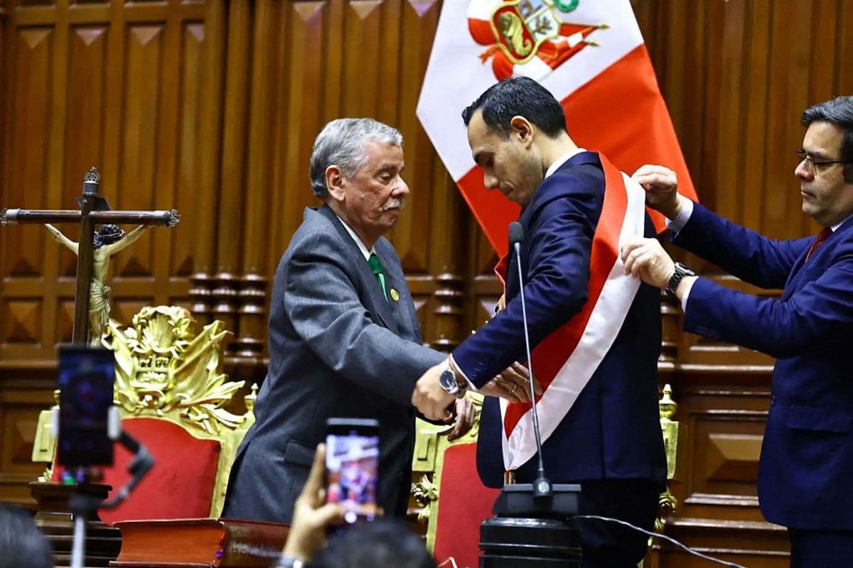 O líder do Congresso peruano, José Jeri, assumiu a presidência do país sul-americano na sexta-feira, após políticos votarem pela destituição da presidente Dina Boluarte.
Esta foto, divulgada pela agência de notícias peruana Andina, mostra o novo presidente interino do Peru, José Jeri Ore (D), sendo empossado durante uma cerimônia no Congresso Nacional após o impeachment da ex-presidente Dina Boluarte, em Lima. ( Handout / ANDINA / AFP) O líder do Congresso peruano, José Jeri, assumiu a presidência do país sul-americano na sexta-feira, após políticos votarem pela destituição da presidente Dina Boluarte.
Esta foto, divulgada pela agência de notícias peruana Andina, mostra o novo presidente interino do Peru, José Jeri Ore (D), sendo empossado durante uma cerimônia no Congresso Nacional após o impeachment da ex-presidente Dina Boluarte, em Lima./ Handout / ANDINA / AFP