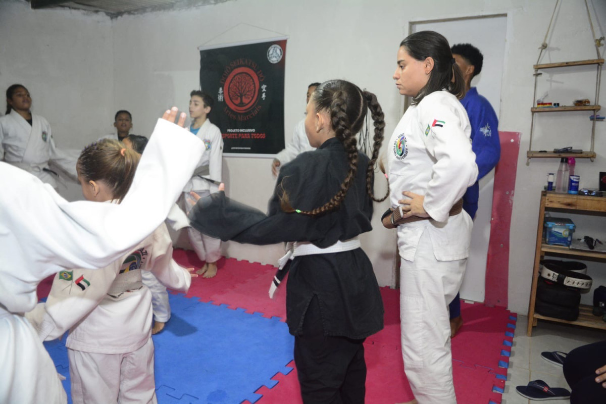Horrana Sales, professora de Jiu-Jitsu, e alunos do projeto 