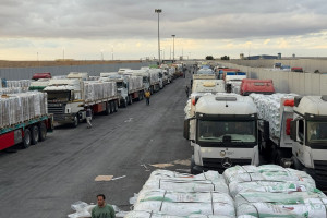 Caminhões com ajuda humanitária em Rafah, fronteira de Gaza com o Egito
