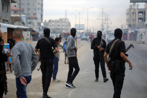 Membros da força de segurança ligada ao Hamas em Nuseirat, Gaza