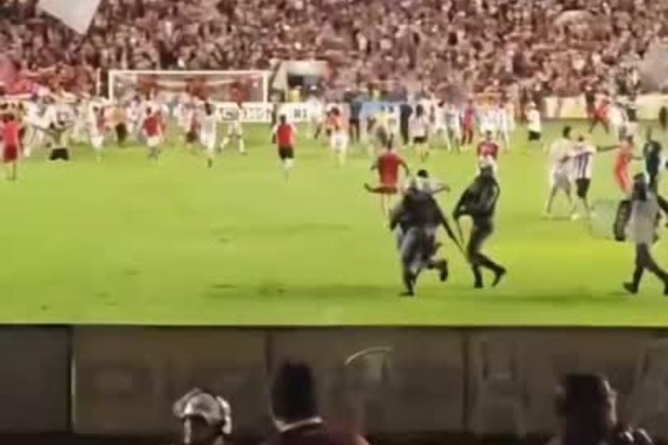 Torcedor do Náutico sofre agressões de policiais durante comemoração no gramado dos Aflitos (Rprodução/Redes sociais) Torcedor do Náutico sofre agressões de policiais durante comemoração no gramado dos Aflitos/Rprodução/Redes sociais
