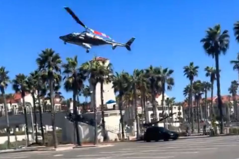 Momento em que helicóptero cai em Huntington Beach, na Califórnia, EUA/Foto: Reprodução / Tiktok / @flicksbyspec