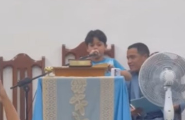 Vídeo do ano passado mostra menino vítima de bala perdida lendo versículo em culto/Reprodução/Redes Sociais