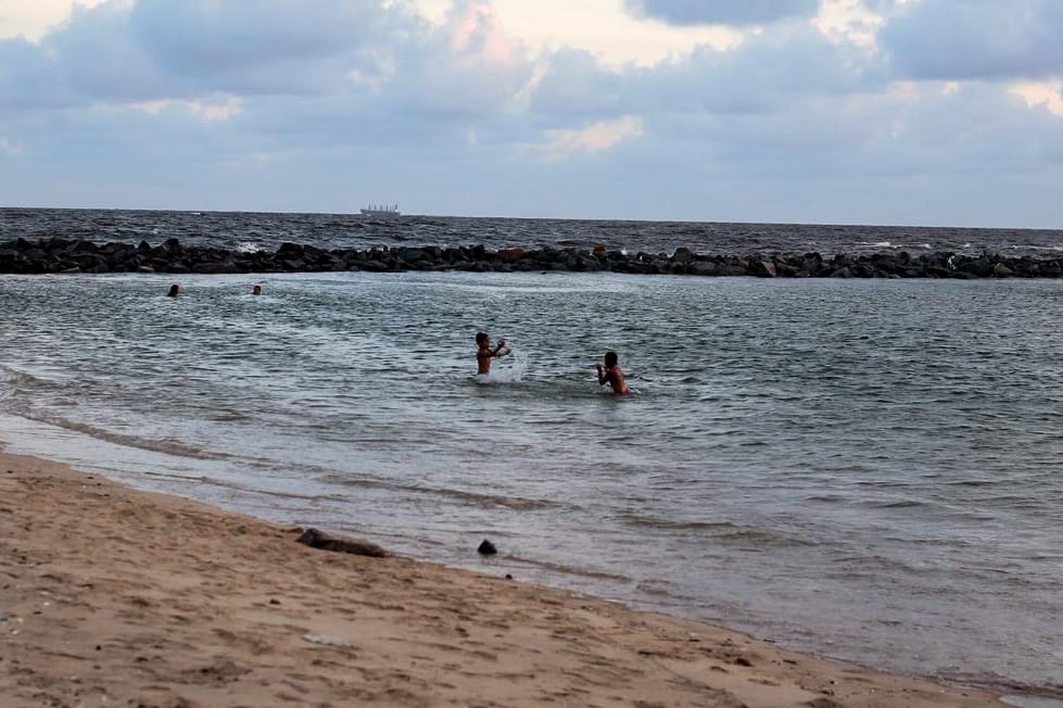 Crian&ccedil;as tomam banho em trecho impr&oacute;prio na Praia do Carmo/Foto: Crysli Viana/DP Foto