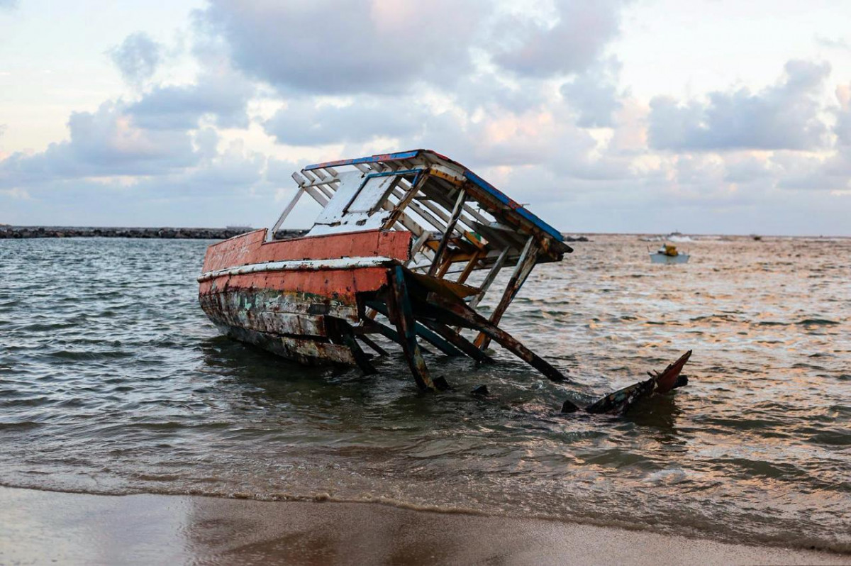 Embarcações abandonadas na Praia do Carmo, em Olinda/Foto: Crysli Viana/DP Foto