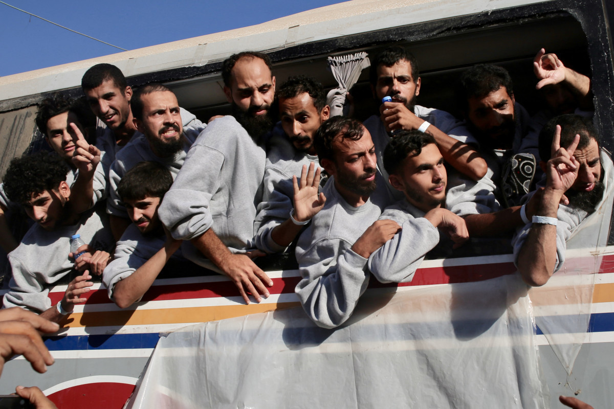 Ônibus transportando palestinos libertados de prisões israelenses sob um cessar-fogo em Gaza e um acordo de troca de reféns com facções palestinas chegam do lado de fora do hospital Nasser em Khan Yunis, no sul da Faixa de Gaza, em 13 de outubro de 2025. (Foto da AFP) ( AFP)