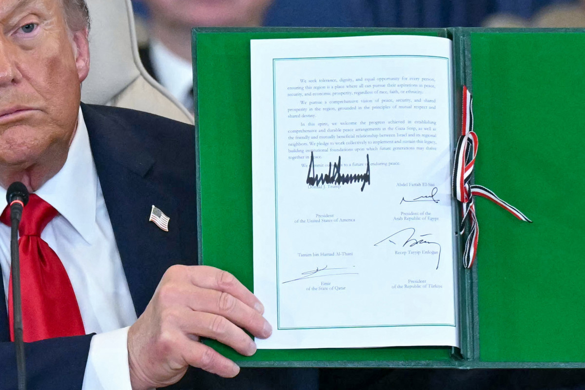 O presidente dos Estados Unidos, Donald Trump, exibe um documento assinado durante uma cúpula sobre Gaza em Sharm el-Sheikh (SAUL LOEB / AFP) O presidente dos Estados Unidos, Donald Trump, exibe um documento assinado durante uma cúpula sobre Gaza em Sharm el-Sheikh/SAUL LOEB / AFP