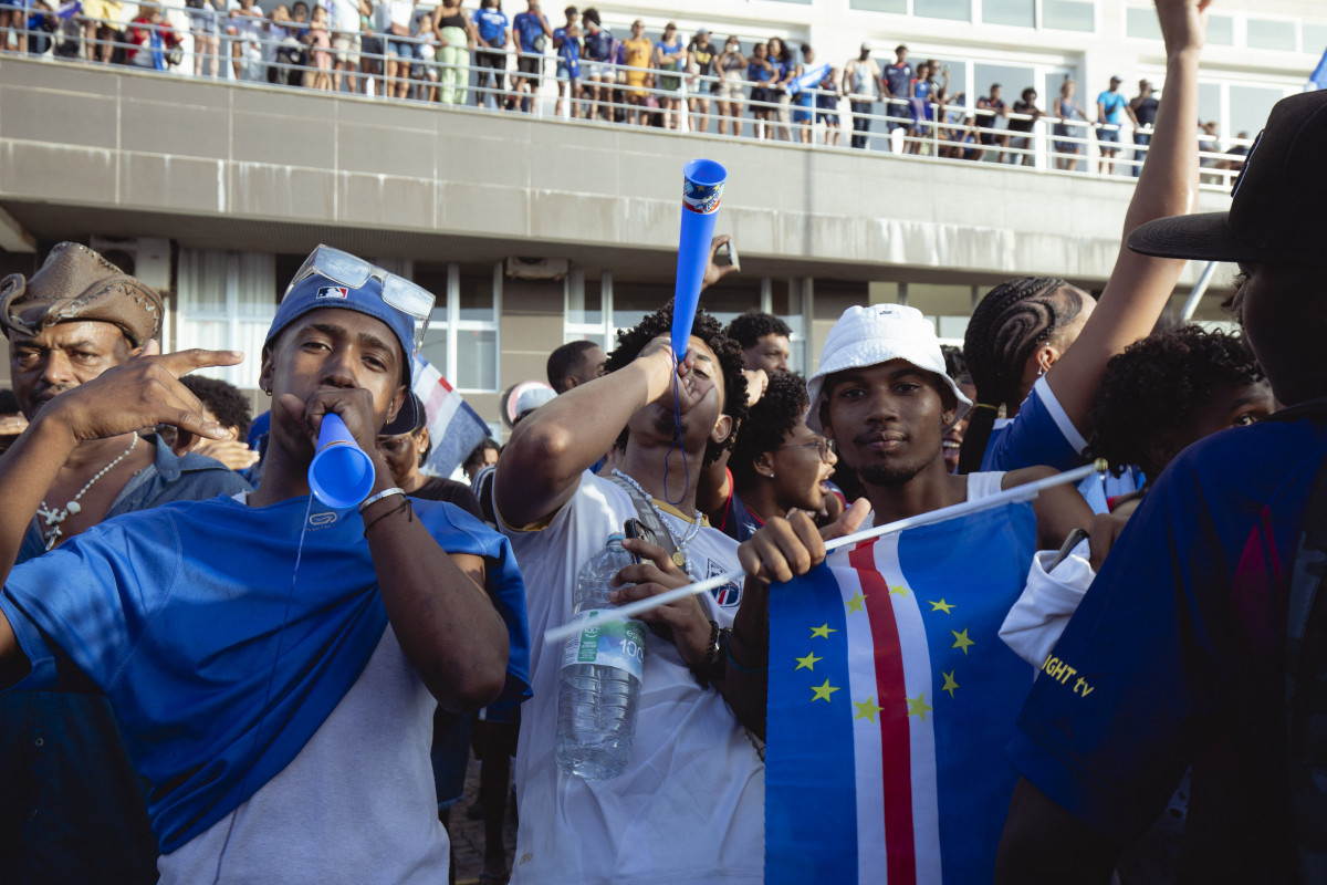 Torcedores em comemoração pela classificação de Cabo Verde à Copa do Mundo de 2026 (QUEILA FERNANDES / AFP) Torcedores em comemoração pela classificação de Cabo Verde à Copa do Mundo de 2026/QUEILA FERNANDES / AFP