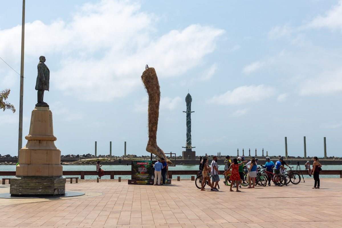 Recife, PE, 13/10/2025 - PERNA CABELUDA - Imagens de uma escultura da Perna Cabeluda, lenda do Recife, no Marco Zero da cidade./Rafael Vieira